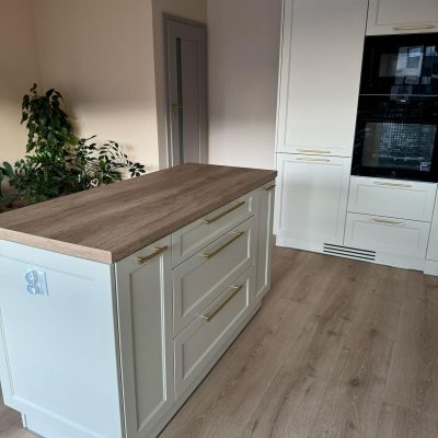 Podświetlana witryna ZOBAL Z1 w czarnej ramie aluminiowej stanowi elegancki akcent nowoczesny w klasycznej kuchni.