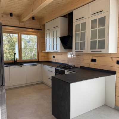 Blat HPL W304 Urban Ardesia Nero w klasycznej kuchni podkreśla elegancję i trwałość, idealnie kontrastując z jasnymi frontami.