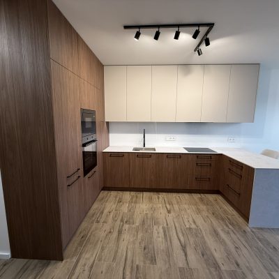 Półwysep kuchenny wykończony blatem HPL nadaje wnętrzu elegancji i zapewnia dodatkową przestrzeń roboczą oraz użytkową.