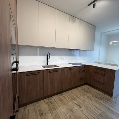 Połączenie kaszmirowych frontów EGGER U702 PM z dekorem Orzech Lincoln H1714 tworzy ciepłą i nowoczesną elegancką kuchnię.