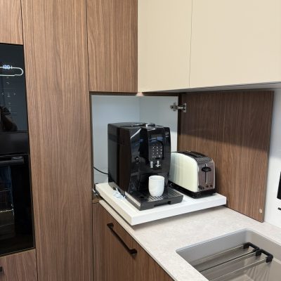 Systemy BLUM, Space Tower oraz PEKA LeMans gwarantują ergonomię, cichą pracę i maksymalną funkcjonalność eleganckiej kuchni.