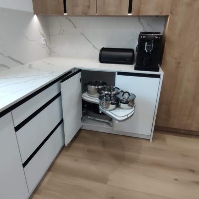 Systemy BLUM, PEKA LeMans, Space Tower oraz ukryte wejście do spiżarni gwarantują maksymalną ergonomię nowoczesnej kuchni.